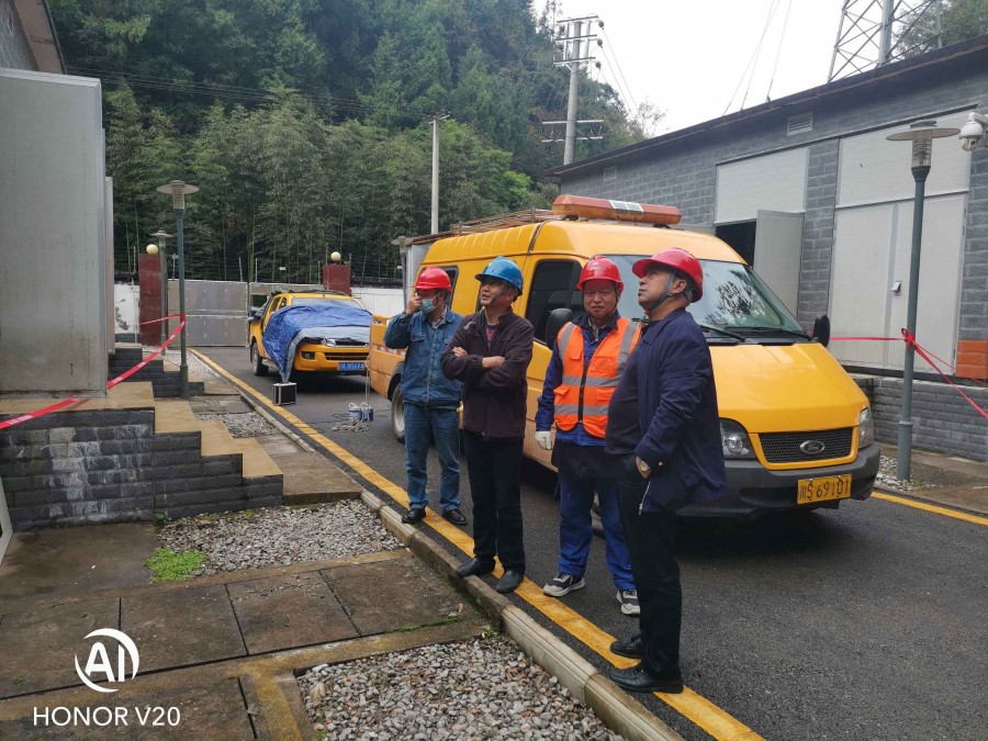 圖為:吳偉昌在檢修現(xiàn)場指導工作