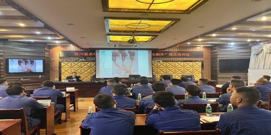 圖1為老師講解電纜頭理論知識(shí)